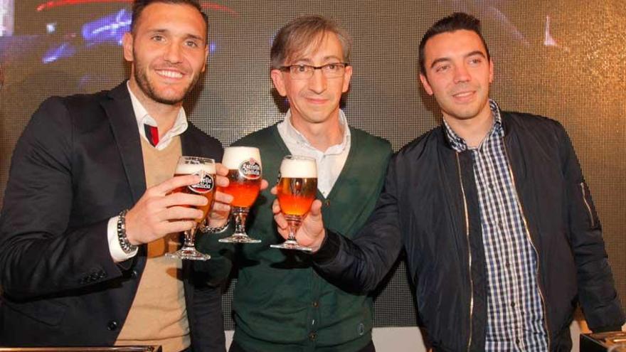 Lucas Pérez y Iago Aspas brindan con el entrenador del Obradoiro.