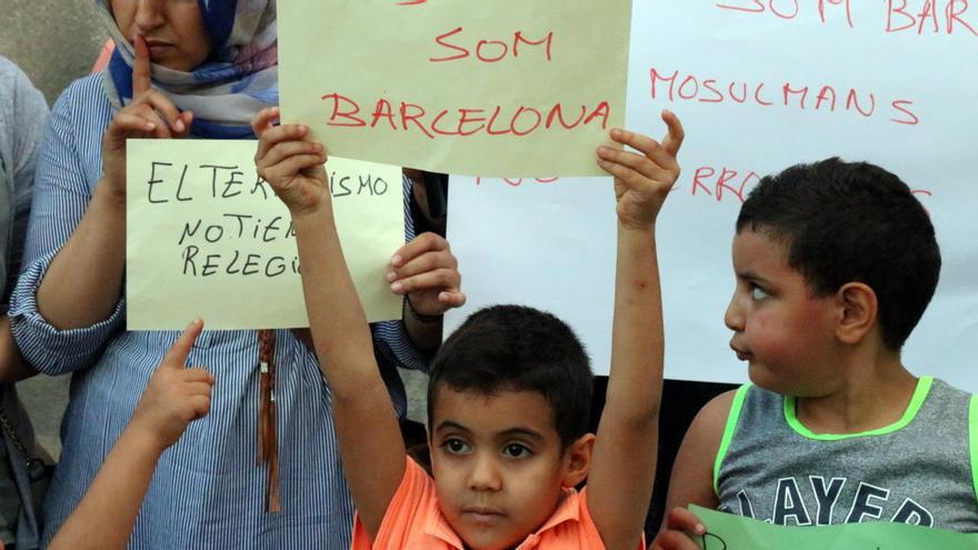 Infants i dones de la comunitat musulmana de Ripoll a les portes de l&#039;ajuntament, el 2017