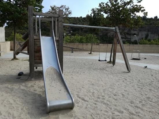 Brutícia al parc infantil de la plaça de la Reform