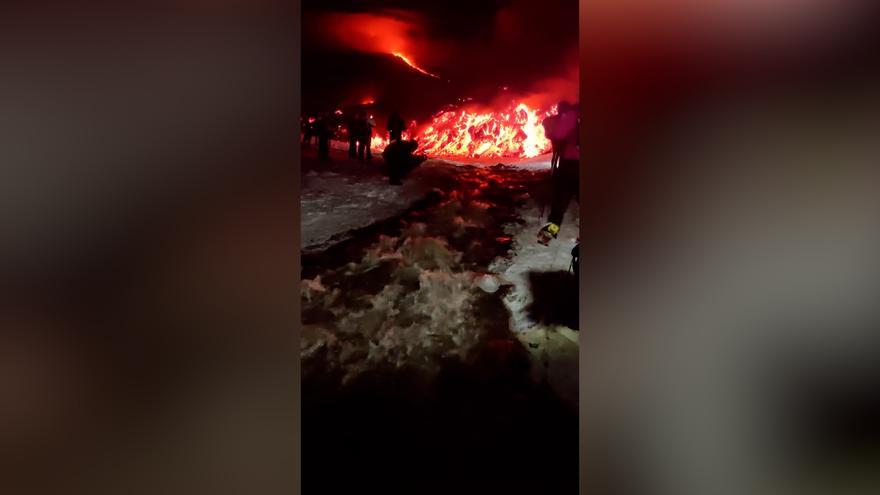 Aparece un río entre la lava del volcán Etna