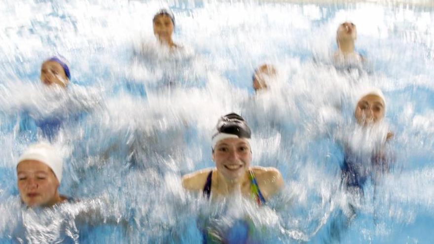 Participantes en un curso de natación sincronizada