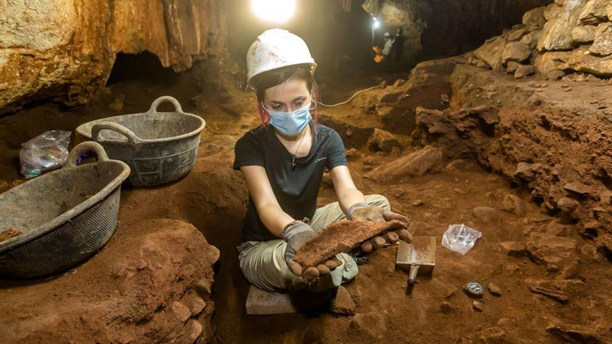 La arqueóloga, con el hueso de caballo del Paleolítico encontrado.