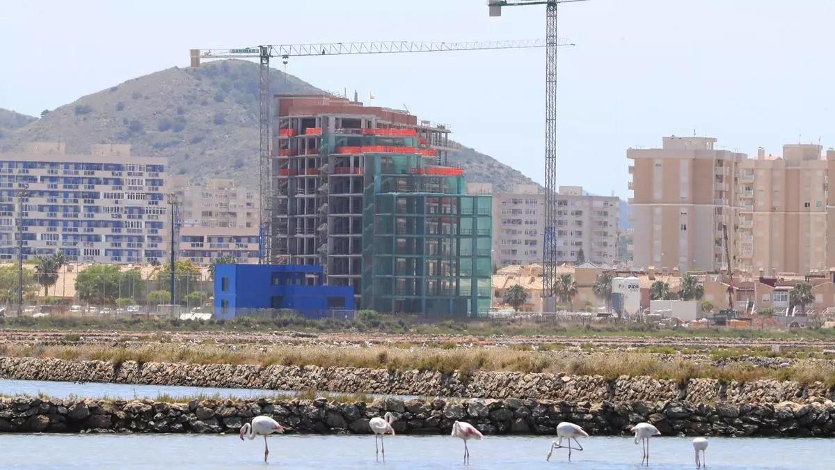 Foto de archivo de un edificio en construcción en La Manga del Mar Menor.