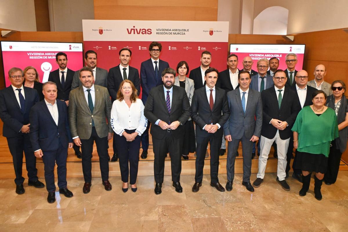 Fernando López Miras, rodeado de las autoridades que acudieron a la presentación del nuevo decreto de Vivienda Asequible.