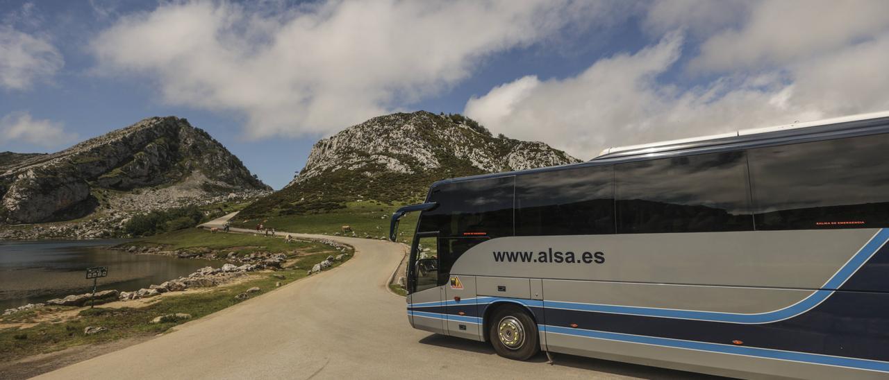 Un autobús en los Lagos de Covadonga.