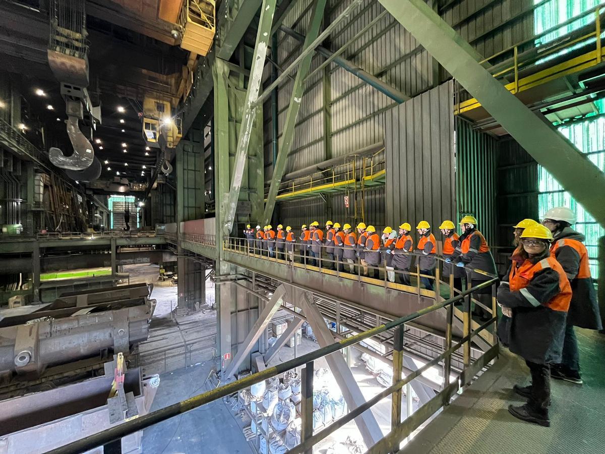 Miembros del plenario de la Cámara de Comercio de Avilés en las instalaciones fabriles de Arcelor.