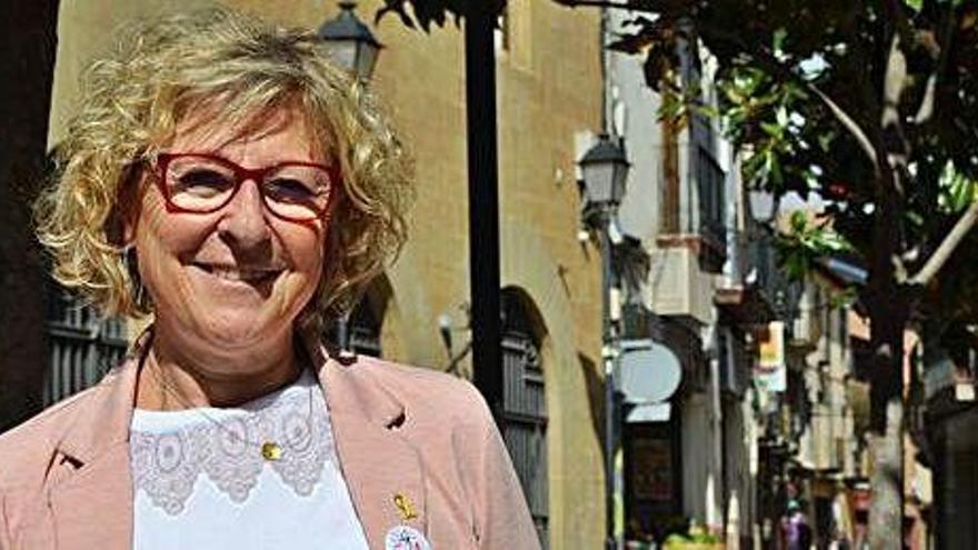 Mirella Cortès, a la plaça de la Pau de Sallent, davant de la Casa Gran