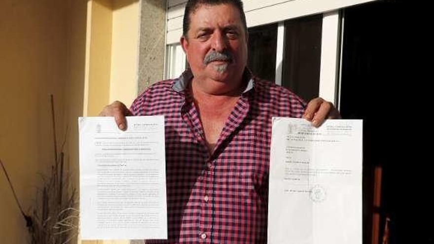 José Alonso, con documentos del proceso contra la pirotecnia. // J.L.