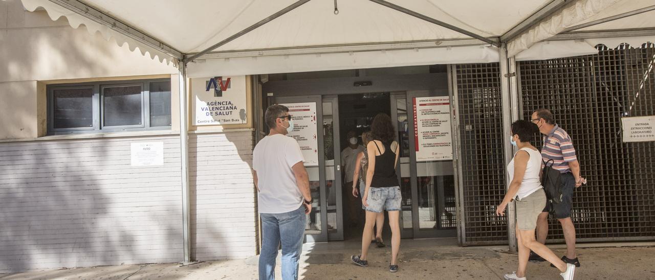 Pacientes acceden a un centro de salud de la ciudad de Alicante, en imagen de archivo