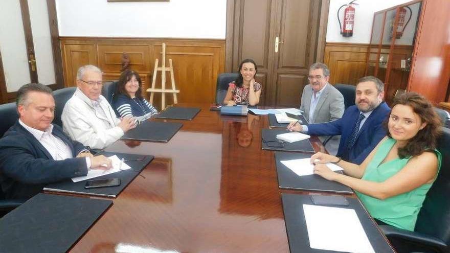 La alcaldesa de Marín y el edil de Hacienda recibieron a los directivos de Aempe. // Santos Álvarez