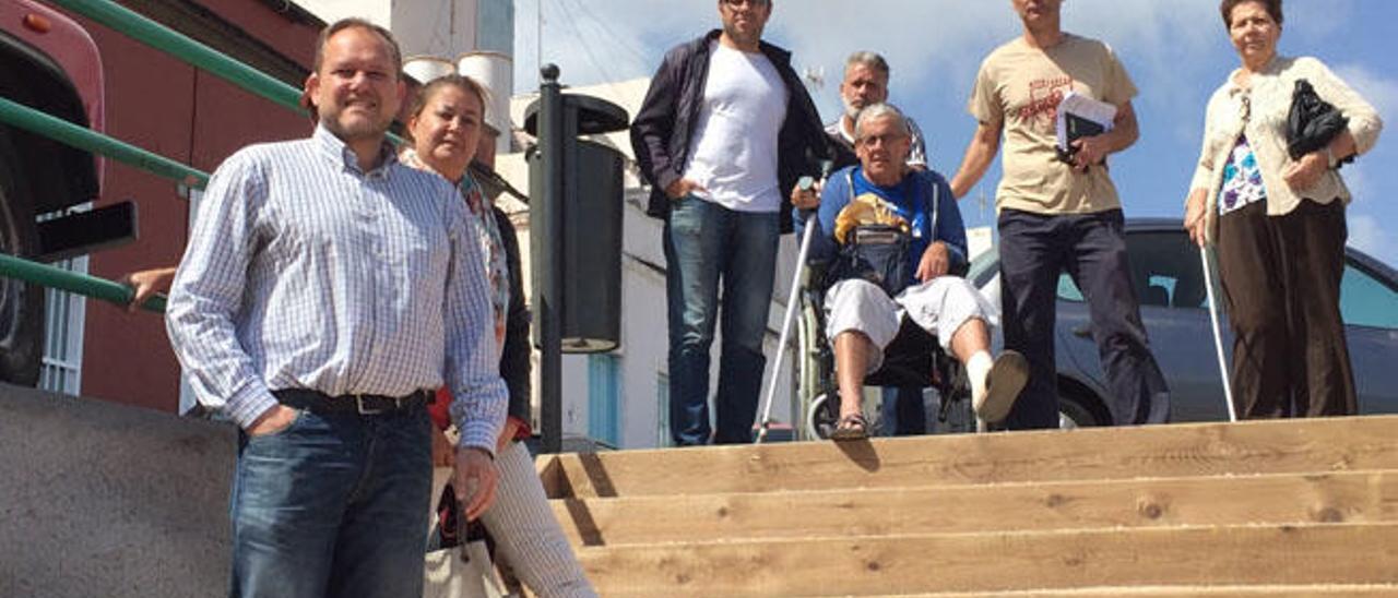 Dunia González, candidata en San Lucía, ayer con su equipo de campaña.