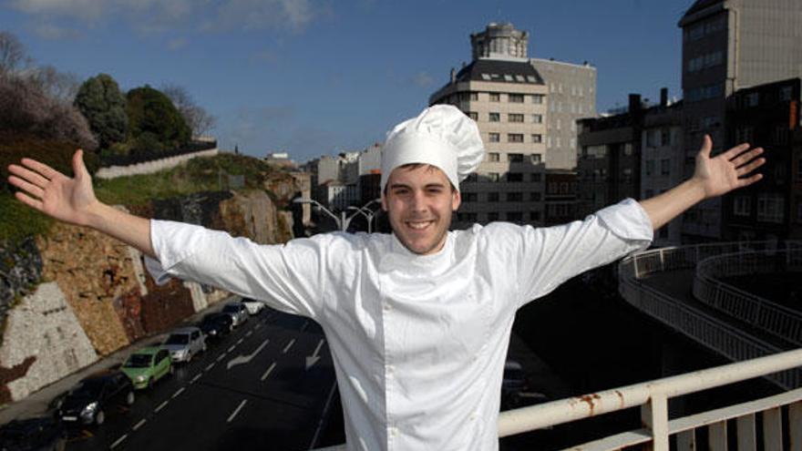 Santiago Fraga, con la indumentaria oficial de cocinero, posa en el centro de A Coruña.