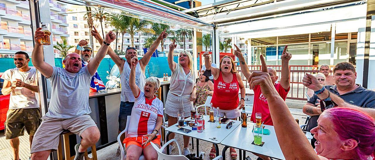 Un grupo de ingleses siguen un partido de su selección de fútbol en Benidorm. | DAVID REVENGA