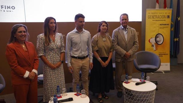 Por la izquierda, María Calvo, Ángela Pumariega, Fran del Cid, María Aránzazu González y Félix Baragaño, ayer, en la sala Anfiteatro. | ÁNGEL GONZÁLEZ