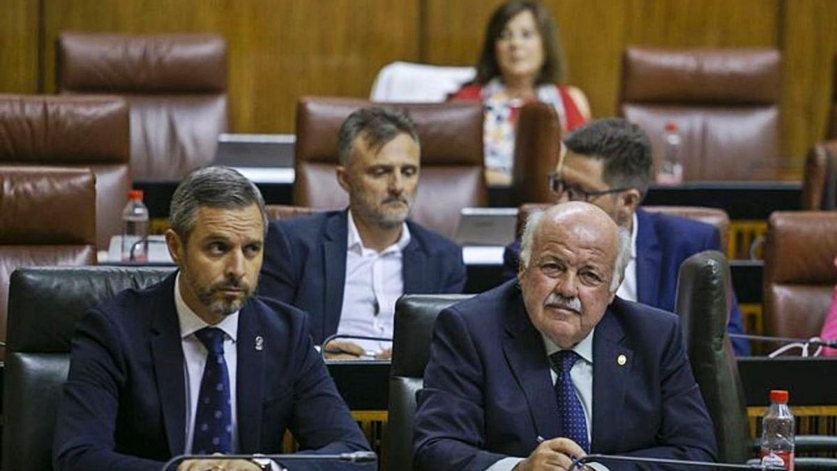 Los consejeros de Hacienda y Salud, Juan Bravo y Jesús Aguirre, en el Parlamento en 2019.