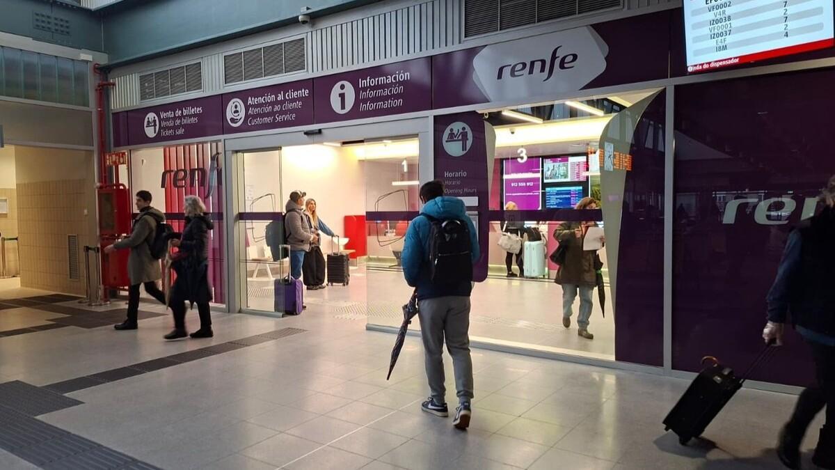 Usuarios afectados por la suspensión de trenes entra Santiago y Vigo por los efectos de la borrasca Leonardo