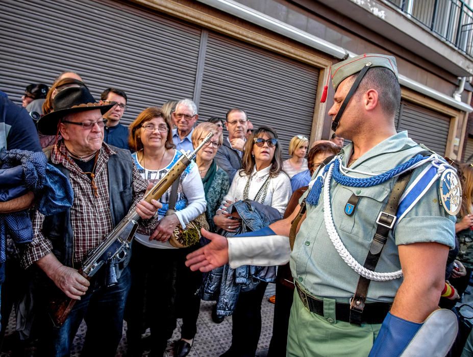 Multitud de público arropó la procesión organizada por la Hermandad del Calvario de Elda, en la que sesenta exlegionarios portaron a hombros el trono.