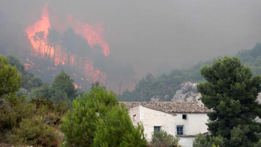 El fuego se inició en la zona de la cantera Botella, en Cocentaina, y en pocos minutos adquirió enormes proporciones descontrolándose por completo en la Sierra de Mariola.