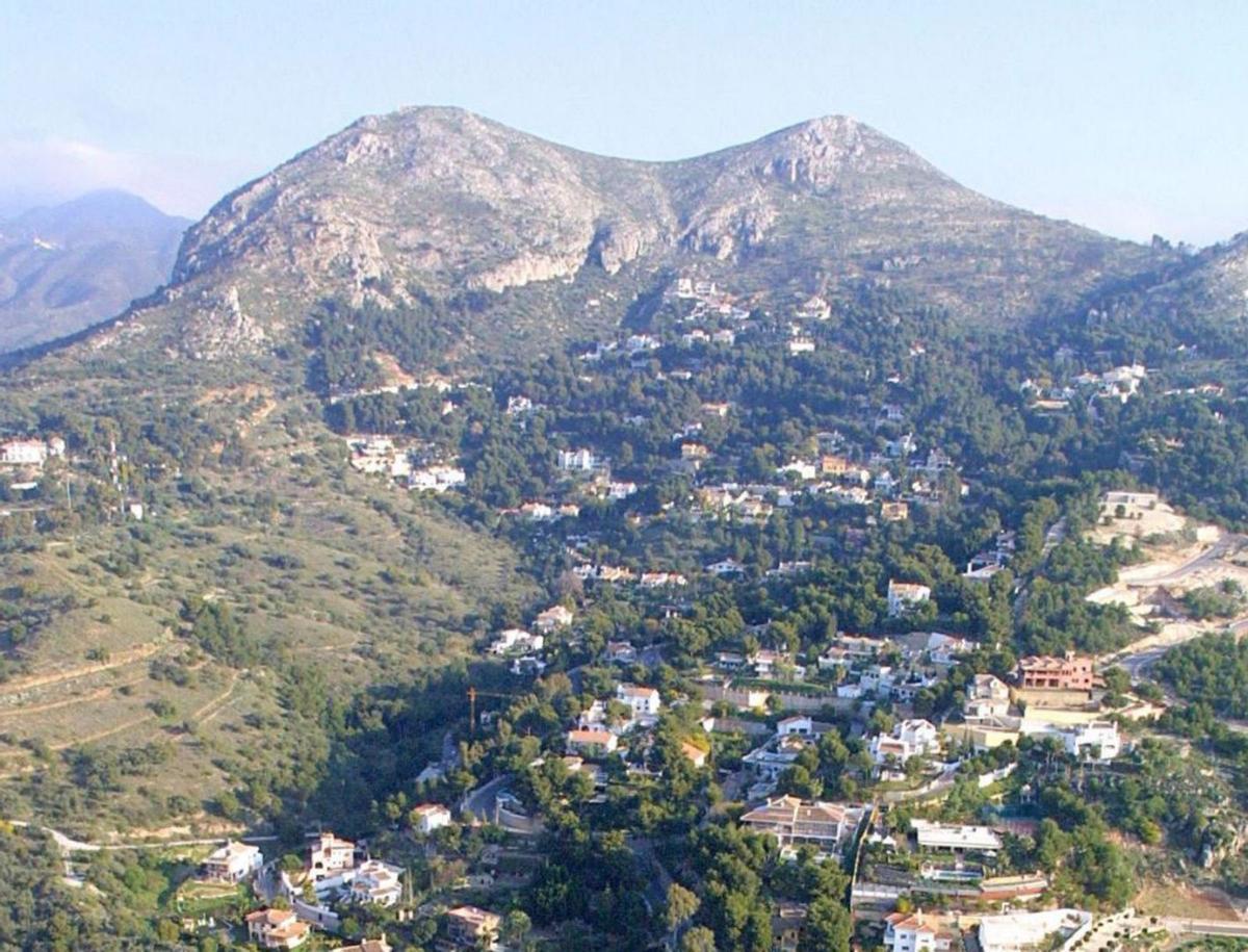 Vista de Pinares de San Antón, al pie del Monte San Antón. | A.V.