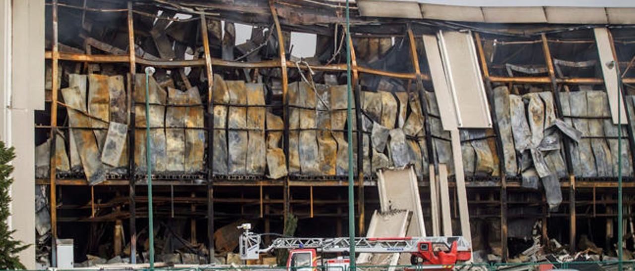 La nave de Campofrío en Burgos tras el incendio de 2014 // Santio Otero