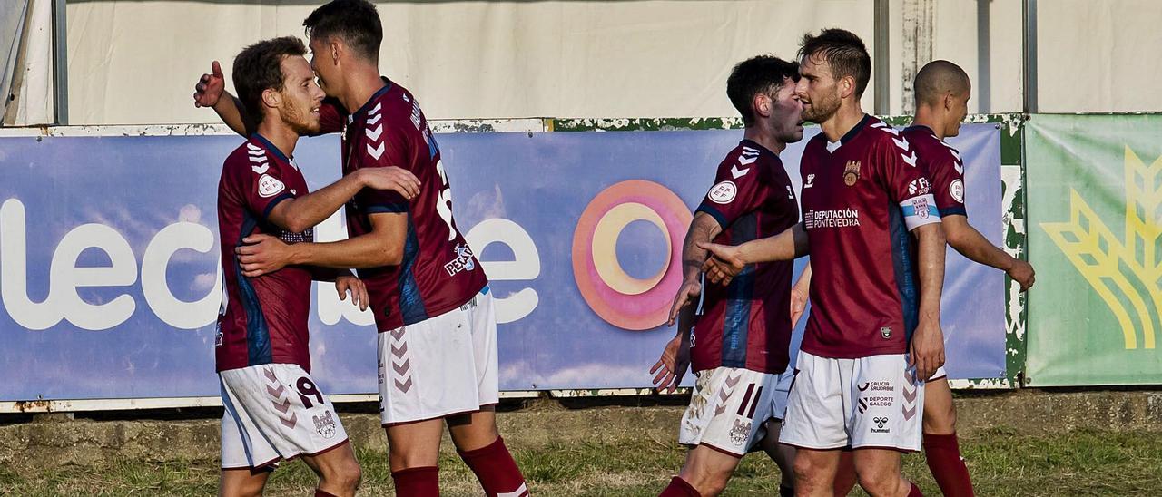 Los jugadores del Pontevedra CF, celebrando el gol de Yelko Pino, a la izquierda, en el tiempo de descuento.