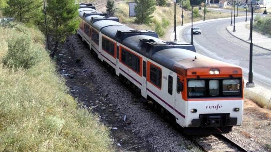 Una unidad del automotor a pocos cientos de metros de la estación de Alcoy.