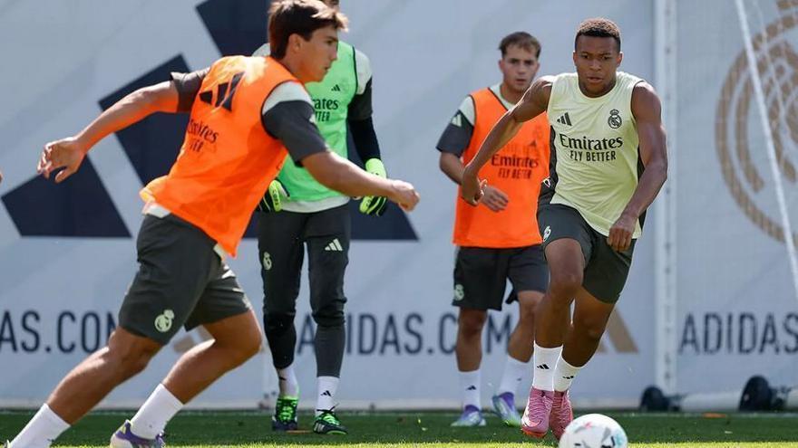 Gonzalo García y Kylian Mbappé, en el último entrenamiento previo a viajar a Austria.