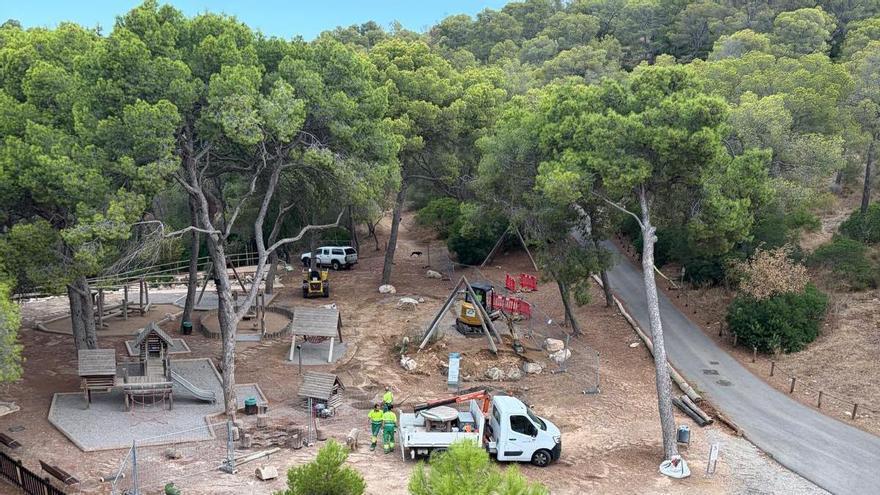 El PSOE carga contra Cort por desmantelar la zona de juegos de Bellver: "Palma es enemiga de la infancia"