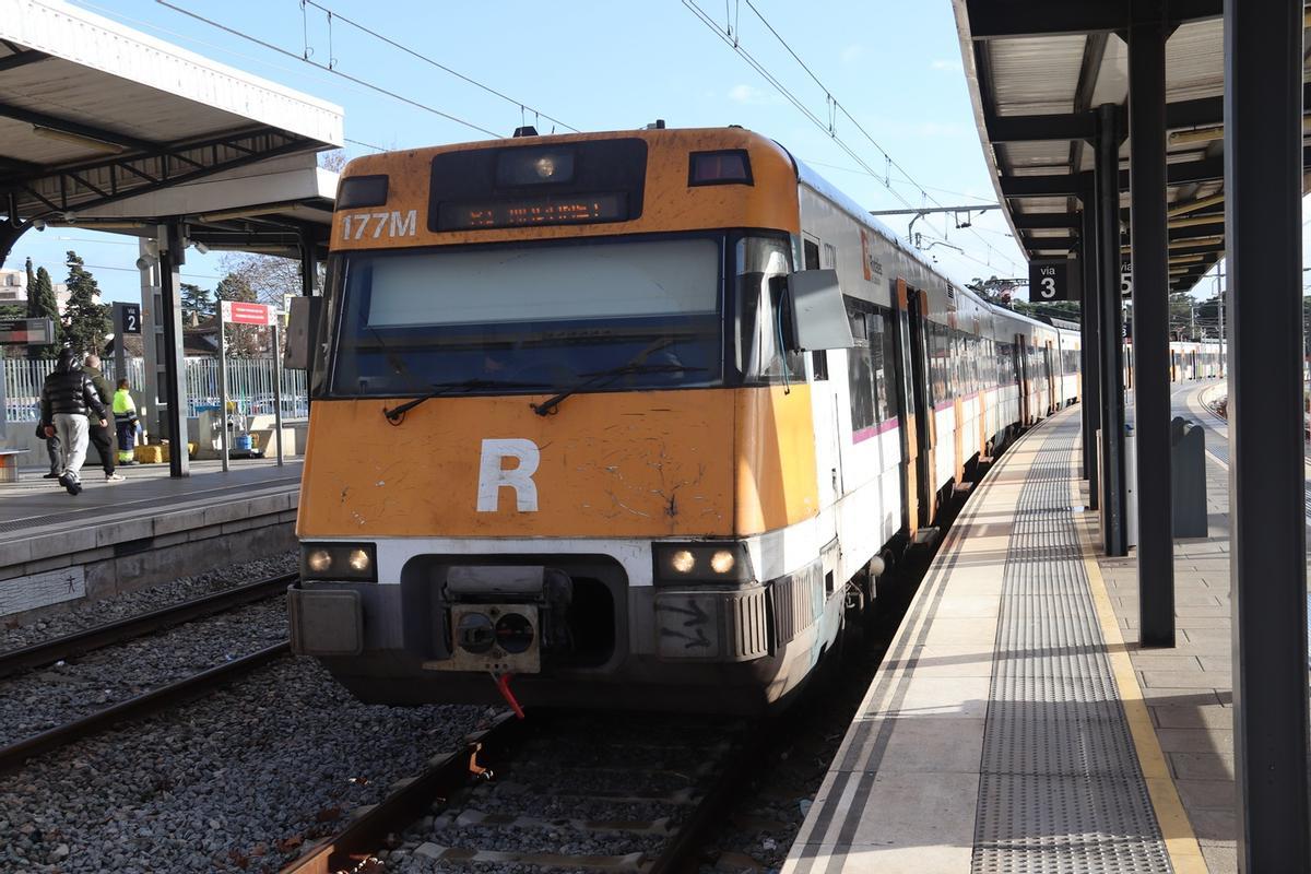 Un tren lanzadera en Blanes a punto de salir hacia Maçanet-Massanes.