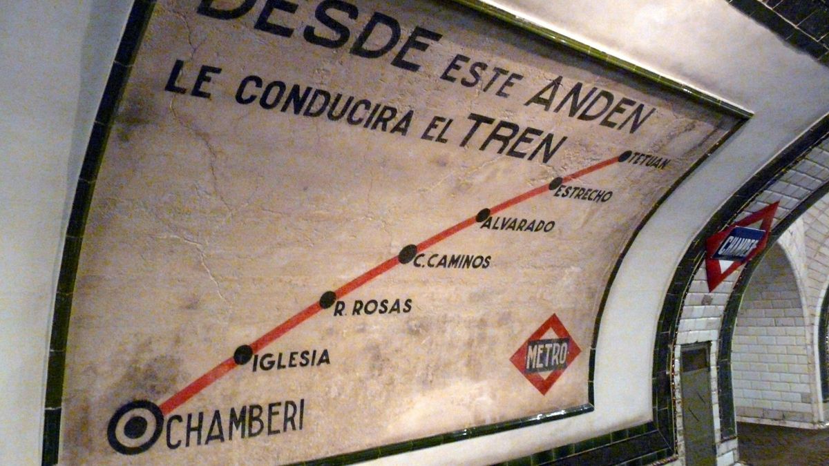 Cartel en la Antigua Estación de Chamberí.