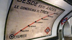Cartel en la Antigua Estación de Chamberí.