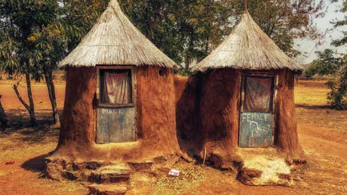 Váteres en unas rústicas cabañas de Ghana, en África