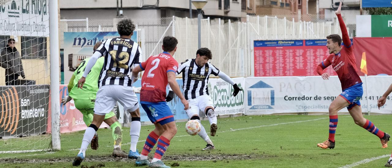 El momento del gol de Giorgi Kochorashvili, anulado, pese a recibir el balón de un jugador local.