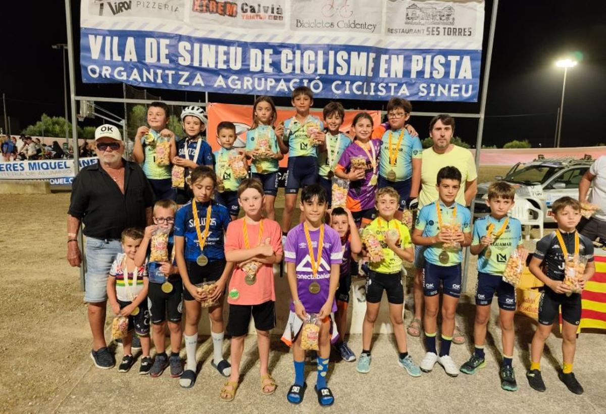 Principiantes y promesas posan en el podio en Sineu.