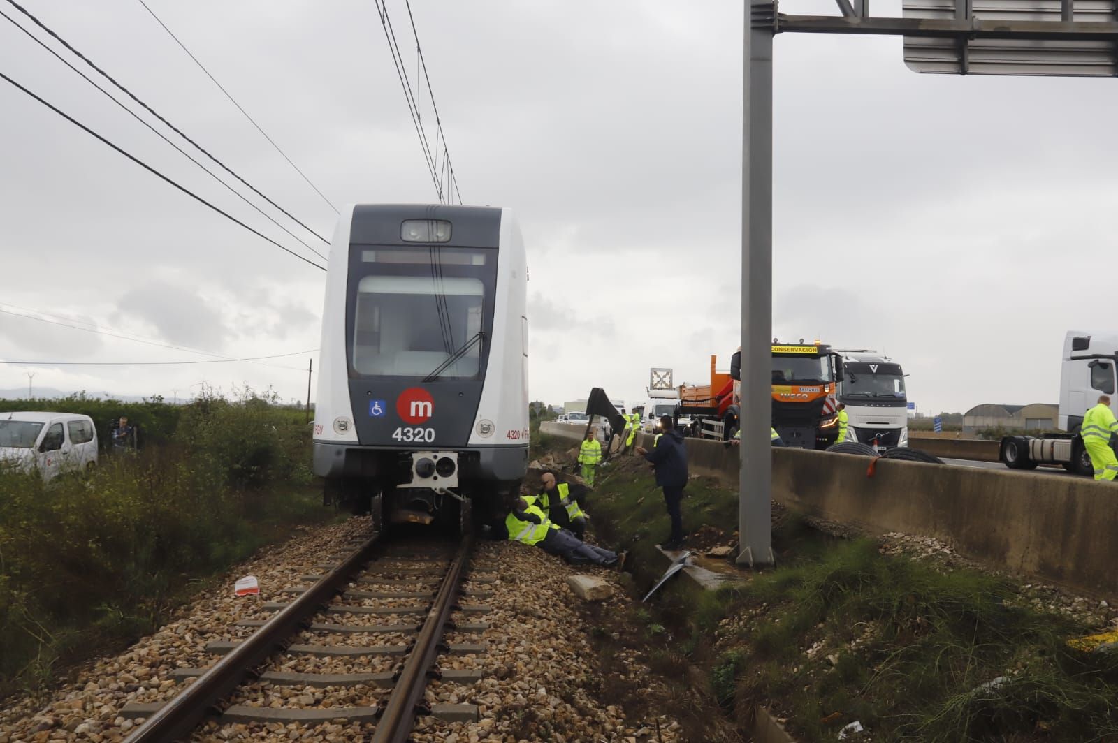 Sin línea de metro y la A-7 cortada tras el choque de un camión con un muro en l'Alcúdia