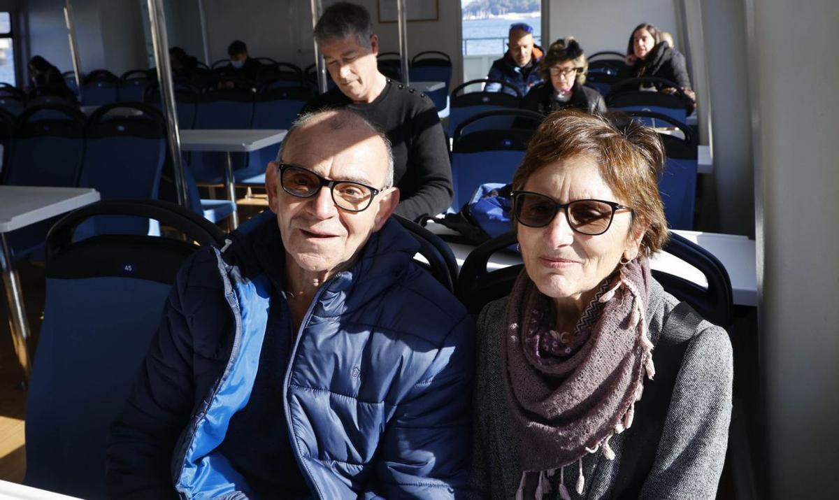 Raimundo y María Jesús sin mascarilla en el barco a Cangas.