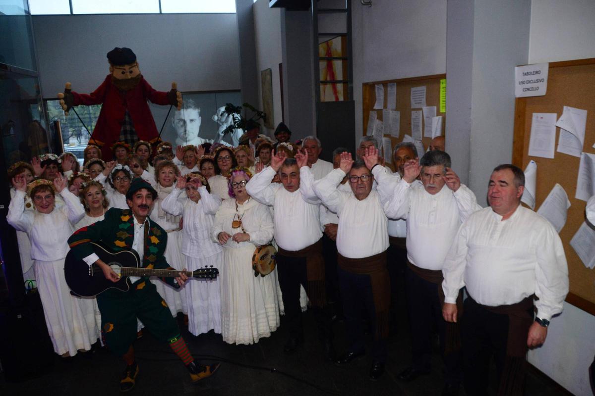 La cantata itinerante con el Apalpador gigante, "Máis cantos" y Gaiteiros de Nadal se trasladó por la tarde al Concello debido a la lluvia.