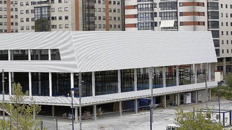 Vista del edificio, en Navia, ya en estado avanzado de construcción. // José Lores