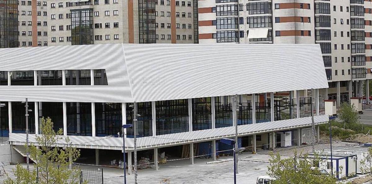 Vista del edificio, en Navia, ya en estado avanzado de construcción. // José Lores