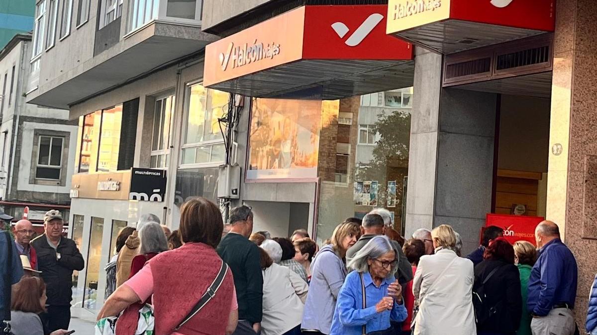 Colas delante de una agencia de viajes, hoy jueves 9 de octubre, para reservar la segunda tanda de viajes del Imserso.