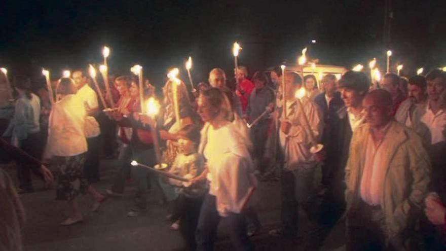 Participantes en una edición pasada de la tradicional Festa dos Fachos, en el monte de A Peneda. // J. Castro