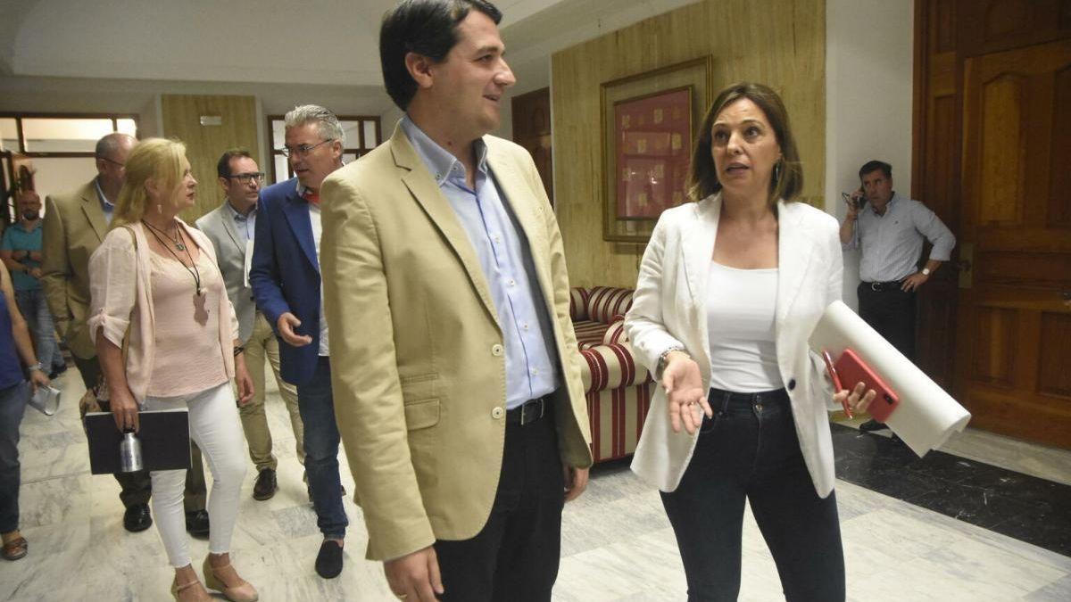 El alcalde, José María Bellido, charla con Isabel Ambrosio en los pasillos de Alcaldía antes de un pleno.