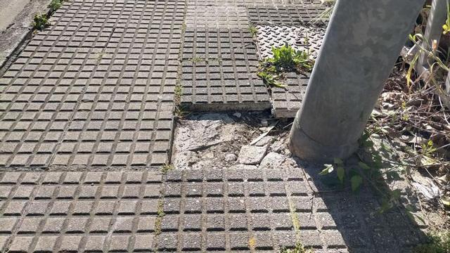 Una acera en mal estado.