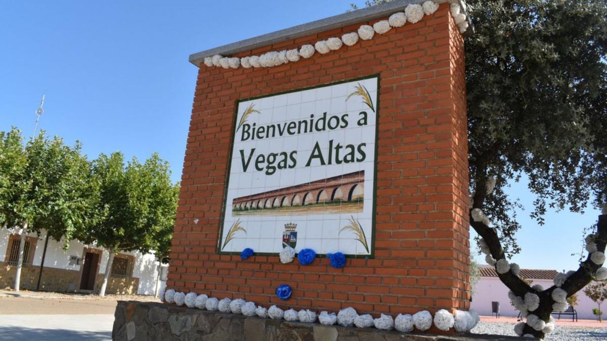 Mensaje de bienvenida situado a la entrada del pueblo Vegas Altas.