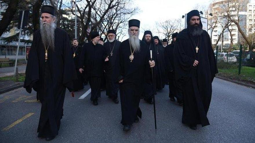 Cientos de popes protestan contra una polémica ley religiosa en Montenegro