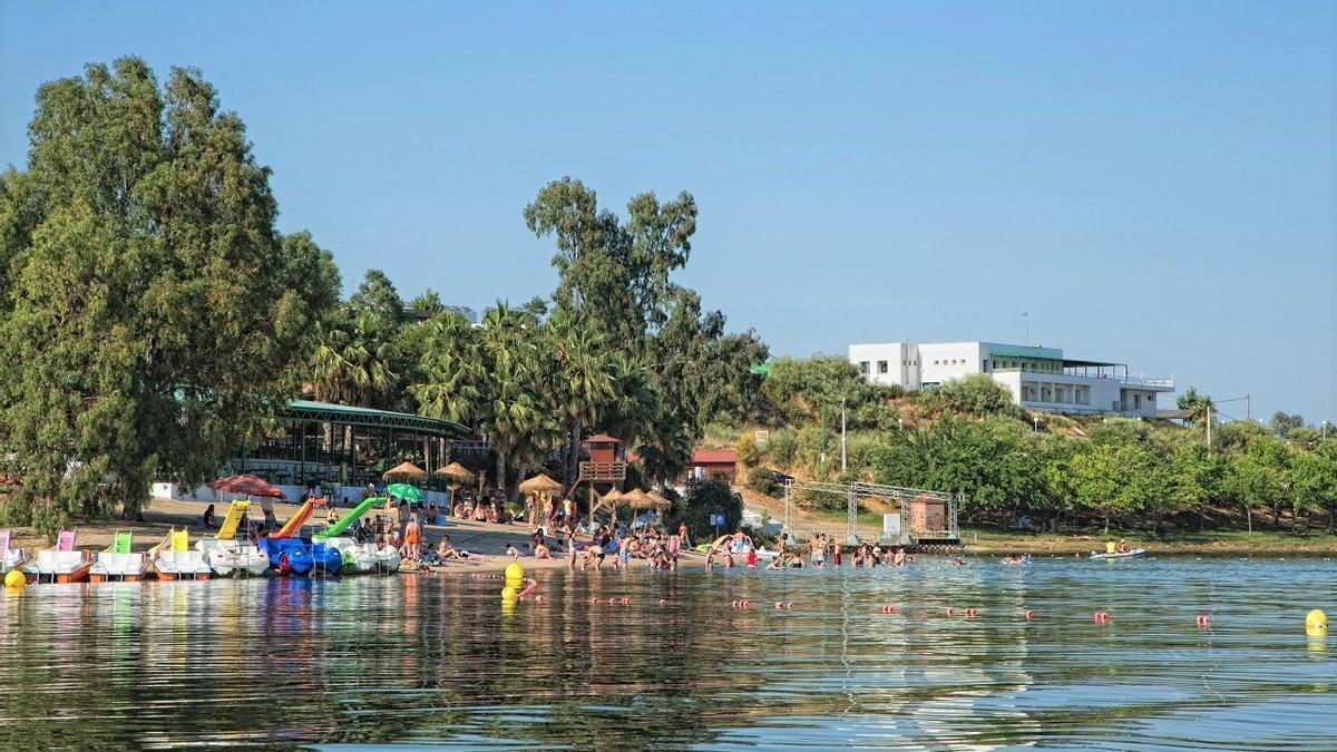 Imagen de la playa Costa Dulce, situada en el Embalse de Orellana, una de las que tiene la bandera azul cada año.
