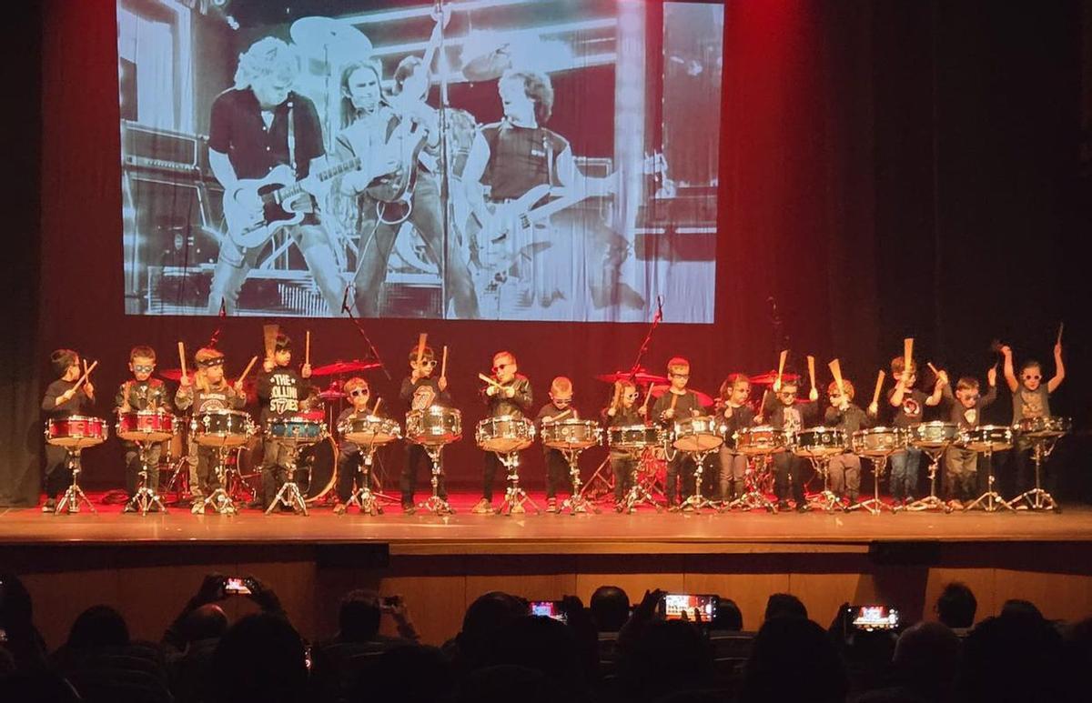 Alumnado de infantil de Musikenos tocando a batería no Principal e dúas imaxes entre bambalinas.