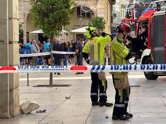Se desprende parte de la fachada del Ayuntamiento de Alicante