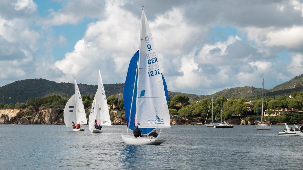 La flota de las IX Puerto Portals Dragon Winter Series se dirige al campo de regatas