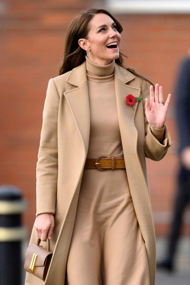 Kate Middleton con el broche con la amapola roja (red poppy) del Remembrance Day